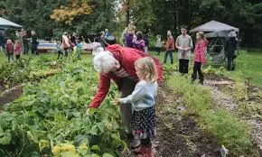 un groupe intergénérationnel en activité